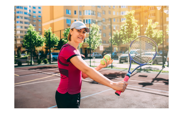 テニスを楽しんでいる女性写真
